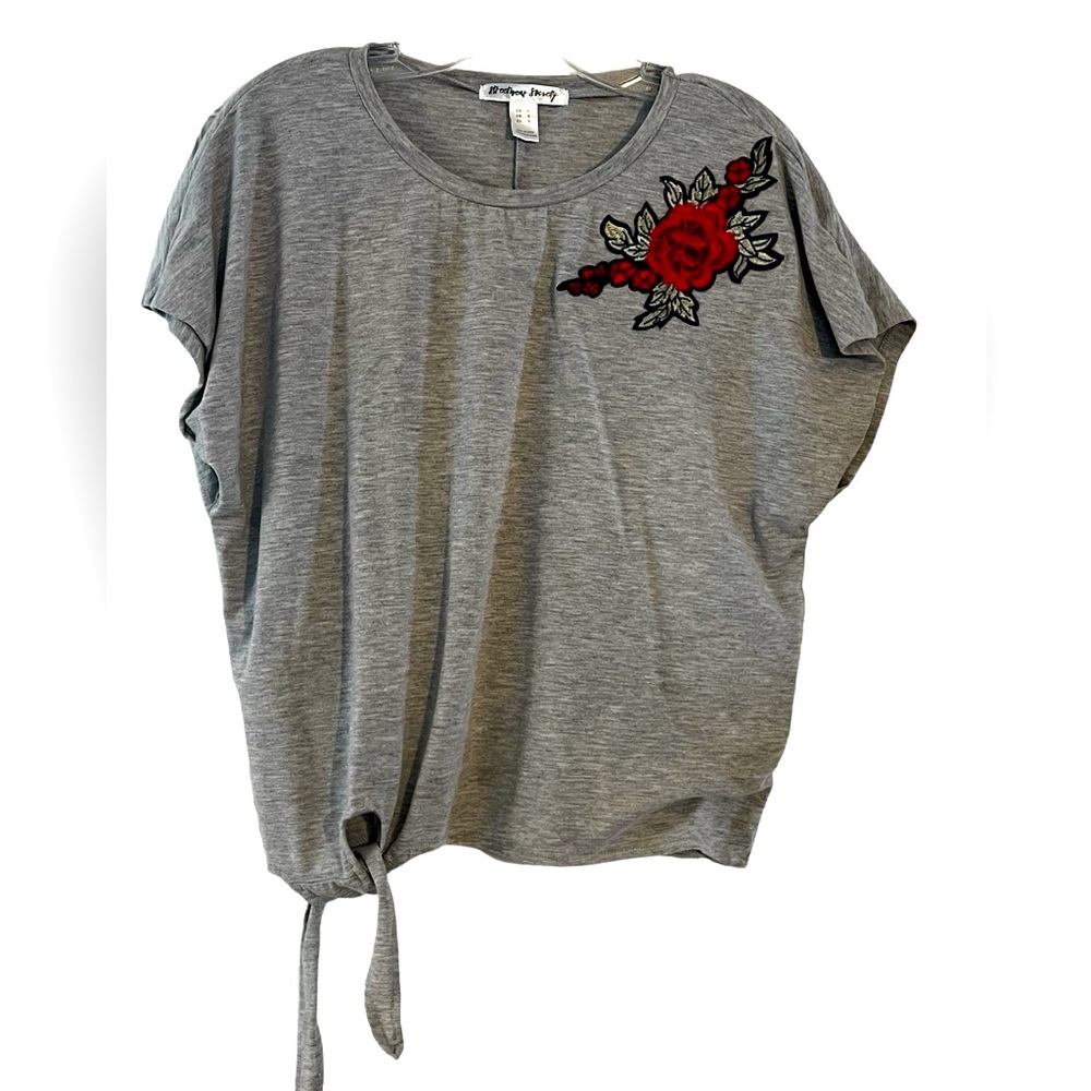 Rose Emblem   Grey t-shirt by Streetwear Society Woman’s Sz L  Cotton Blend